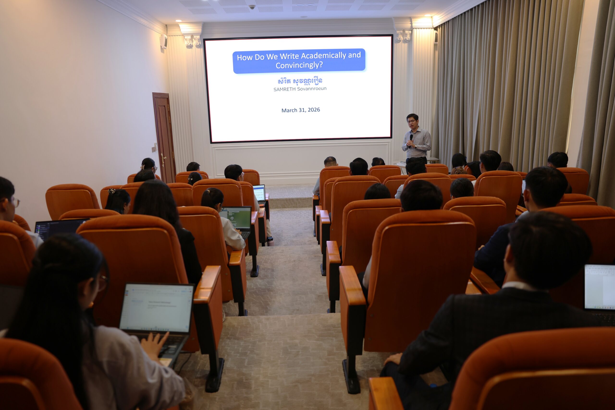 លោកបណ្ឌិត សំរិត សុវណ្ណរឿន អនុប្រធានក្រុមប្រឹក្សាភិបាលមជ្ឈមណ្ឌល APM និងលោកបណ្ឌិត ង៉ូវ ប៉េងហ៊ុយ សមាជិកក្រុមប្រឹក្សាភិបាលមជ្ឈមណ្ឌល APM នៃធនាគារអភិវឌ្ឍន៍ជនបទ និងកសិកម្ម (ARDB) បានឧទ្ទេសនាមវគ្គបណ្ដុះបណ្ដាលស្ដីពី “Basic Research Methodology” សម្រាប់ក្រុមការងារស្រាវជ្រាវនៃមជ្ឈមណ្ឌល APM, មជ្ឈមណ្ឌល ARDB ACE-GFA និងបុគ្គលិកនៃធនាគារ ARDB